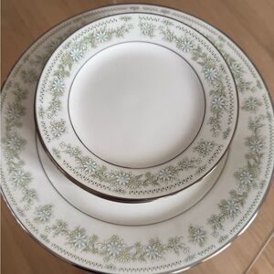 Set of 12 Noritake ‘Lexine’ Dishes